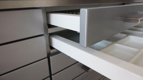 Neu entwickelte Stahlschubladen mit integrierter Dämpfung als Vollauszug